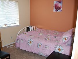 Townhome - 1350 sq ft, 3 br, 2 1/2 bath in Lynnwood, WA (Photo 4 of 6)