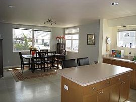 1900 Sq.Ft Townhouse with LOTS of light in Seattle, WA