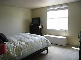 1900 Sq.Ft Townhouse with LOTS of light in Seattle, WA (Photo 3 of 4)