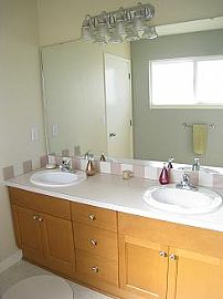 1900 Sq.Ft Townhouse with LOTS of light in Seattle, WA (Photo 4 of 4)