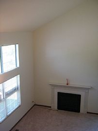 Sparkling with New Carpeting & Fresh Pai in Streamwood, IL (Photo 5 of 6)