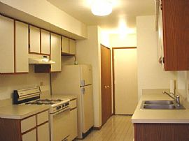 Sparkling with New Carpeting & Fresh Pai in Streamwood, IL (Photo 6 of 6)