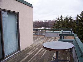 AMAZING AND SPACIOUS 1 Bed / UNIQUE DECK in Schaumburg, IL (Photo 3 of 4)