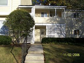 END UNIT CONDO IN SWIM/TENNIS! in Smyrna, GA