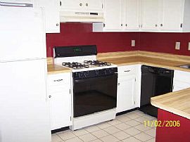 END UNIT CONDO IN SWIM/TENNIS! in Smyrna, GA (Photo 3 of 6)