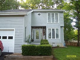 4BR, 2.5 Bath, Beautiful Contemporary in Nice Neighborhood in Lake Monticello, VA