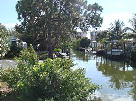 2bd/2bth furnished mfg. home canal front in Venice, FL (Photo 4 of 6)