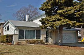 3 Large Bedrooms, Large Lot and Energy Efficient in Des Plaines, IL