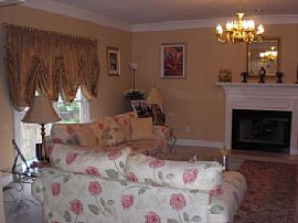 Gorgeous Traditional Home, Nearby Schools, Min. 1 Year Lease in Louisville, KY (Photo 2 of 6)