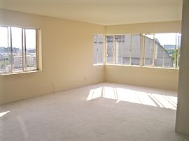 Gorgeous 2 bed/2 bath with amazing views! in Portland, OR (Photo 5 of 6)