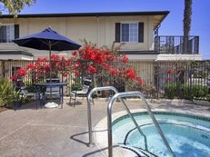2 bed apartment - save $500/month for 2 months! Great Location! in Costa Mesa, CA (Photo 3 of 4)