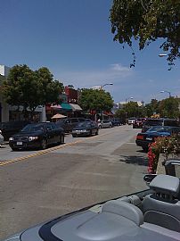 Large 1 bedroom, walking distance to beautiful burlingame in Burlingame, CA