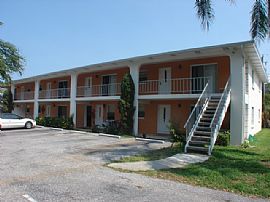 Walk to the Beach from this Venice Island location in Venice, FL