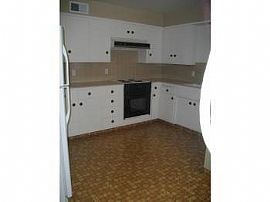 Lincoln Schools 2 Bedroom Triplex in Stockton, CA (Photo 2 of 2)