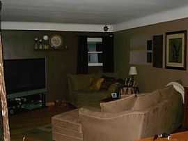 3 bedroom home in Lakeview School District in Saint Clair Shores, MI (Photo 3 of 6)