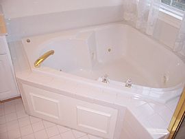 Avai NOW _Spectacular 4beds with 3 and 1/2baths & 2 cars    in Fort Washington, MD (Photo 2 of 6)