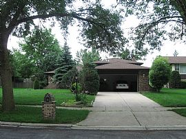 3 bedroom 2 bath split level ranch suburban setting in Oak Forest, IL