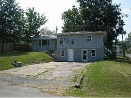 Beautiful St:1Gar CustomBuilt 3Br1.5Ba 1,800SqFt. Fncd RrYard.  in Independence, MO (Photo 2 of 6)