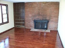 Beautiful St:1Gar CustomBuilt 3Br1.5Ba 1,800SqFt. Fncd RrYard.  in Independence, MO (Photo 5 of 6)