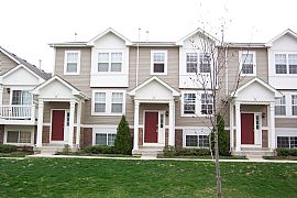 Spacious Townhouse with View in Hainesville, IL (Photo 2 of 3)