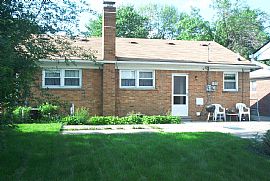 Clean house in an excellent location in Royal Oak, MI (Photo 2 of 4)