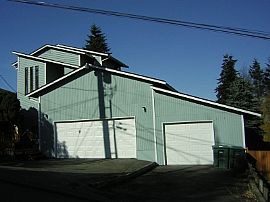 Beautiful Custom Made Spacious Home w. Mountain View in Everett, WA