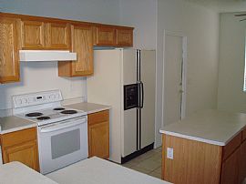 3 bedrooms 2 baths, 2 car garage, 1457 sq ft in Glendale, AZ (Photo 2 of 4)