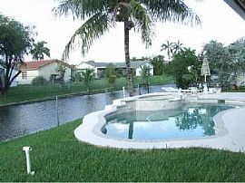 BEAUTIFUL CORAL SPRINGS/MARGATE POOL HOUSE ON LAKE in Margate, FL