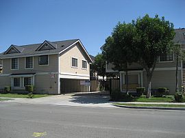 Charming 2 Bedroom Townhome Close to All! in Anaheim, CA