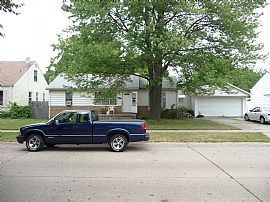 Large 3 Bedroom w/ 2 car attached garage in Hazel Park, MI