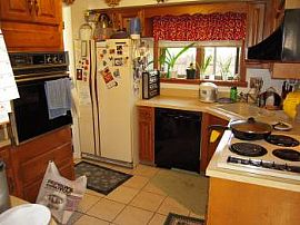 Nice 2 bedroom townhome on tree-lined street in Villa Park, IL (Photo 4 of 5)