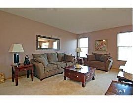 Immaculate Townhome for Rent near Algonquin in Carpentersville, IL (Photo 2 of 5)