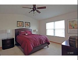 Immaculate Townhome for Rent near Algonquin in Carpentersville, IL (Photo 3 of 5)