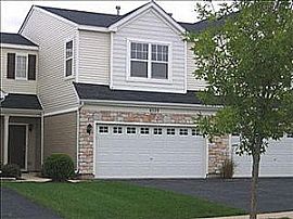 Immaculate Townhome for Rent near Algonquin in Carpentersville, IL (Photo 5 of 5)