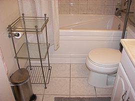 Very Nice 1 Bedroom in Edgewater in Chicago, IL (Photo 3 of 6)