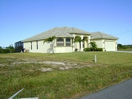 Furnished 3 bedroom 2 bath $750/ week Waterfront Vacation Villa in Cape Coral, FL
