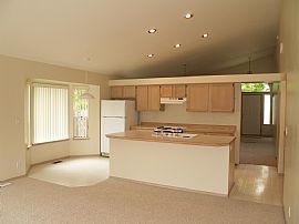 3 Bedroom Rambler Near 7 Acre Park and Mark Twain Elementary in Kirkland, WA (Photo 6 of 6)