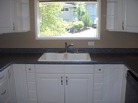 Greenlake/Mapleleaf 2 Bedroom 1 Bath, 1,800 Square Foot Home in Seattle, WA (Photo 3 of 6)
