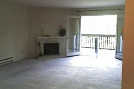 1 Bedroom Condo in West Bellevue in Bellevue, WA (Photo 4 of 5)