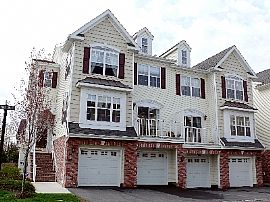 Beautiful Townhome for Rent in Bayonne in Bayonne, NJ (Photo 2 of 6)