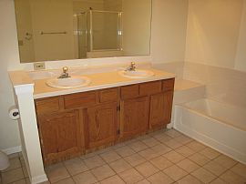 3 Bedroom 2.5 Bath 2 Story Townhouse in Schaumburg, IL (Photo 10 of 12)