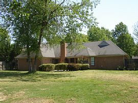 Beautiful 3/2 Close to Everything! in Cordova, TN (Photo 2 of 6)