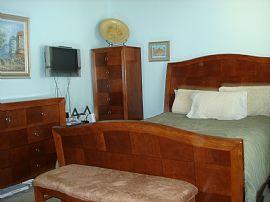 Fabulous Location with Washer/Dryer in Unit! in Studio City, CA (Photo 5 of 6)