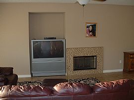 1 Bedroom, Shared Bathroom, Kitchen and Laundry Privileges in Bloomington, CA (Photo 3 of 5)