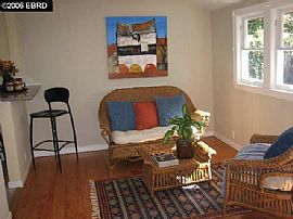 Nice 1Bedroom 1 Bath Cottage with Garage & Large Yard in Oakland, CA (Photo 2 of 4)