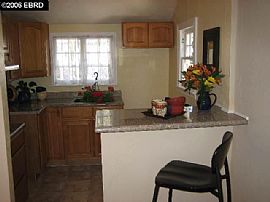 Nice 1Bedroom 1 Bath Cottage with Garage & Large Yard in Oakland, CA (Photo 3 of 4)
