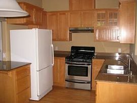 Very Nice 2BR. 2-1/2 BA townhouse in great neighborhood in Central Point, OR (Photo 2 of 5)
