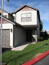 Very Nice 2BR. 2-1/2 BA townhouse in great neighborhood in Central Point, OR (Photo 3 of 5)