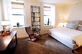 Tastefully Furnished Condo with Lake Michigan Views in Chicago, IL (Photo 2 of 6)