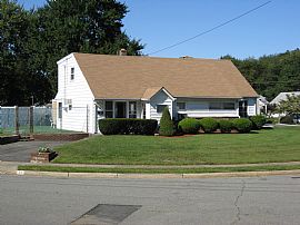 4 Large Bedrooms - 2 Full Baths in Edison, NJ (Photo 2 of 6)